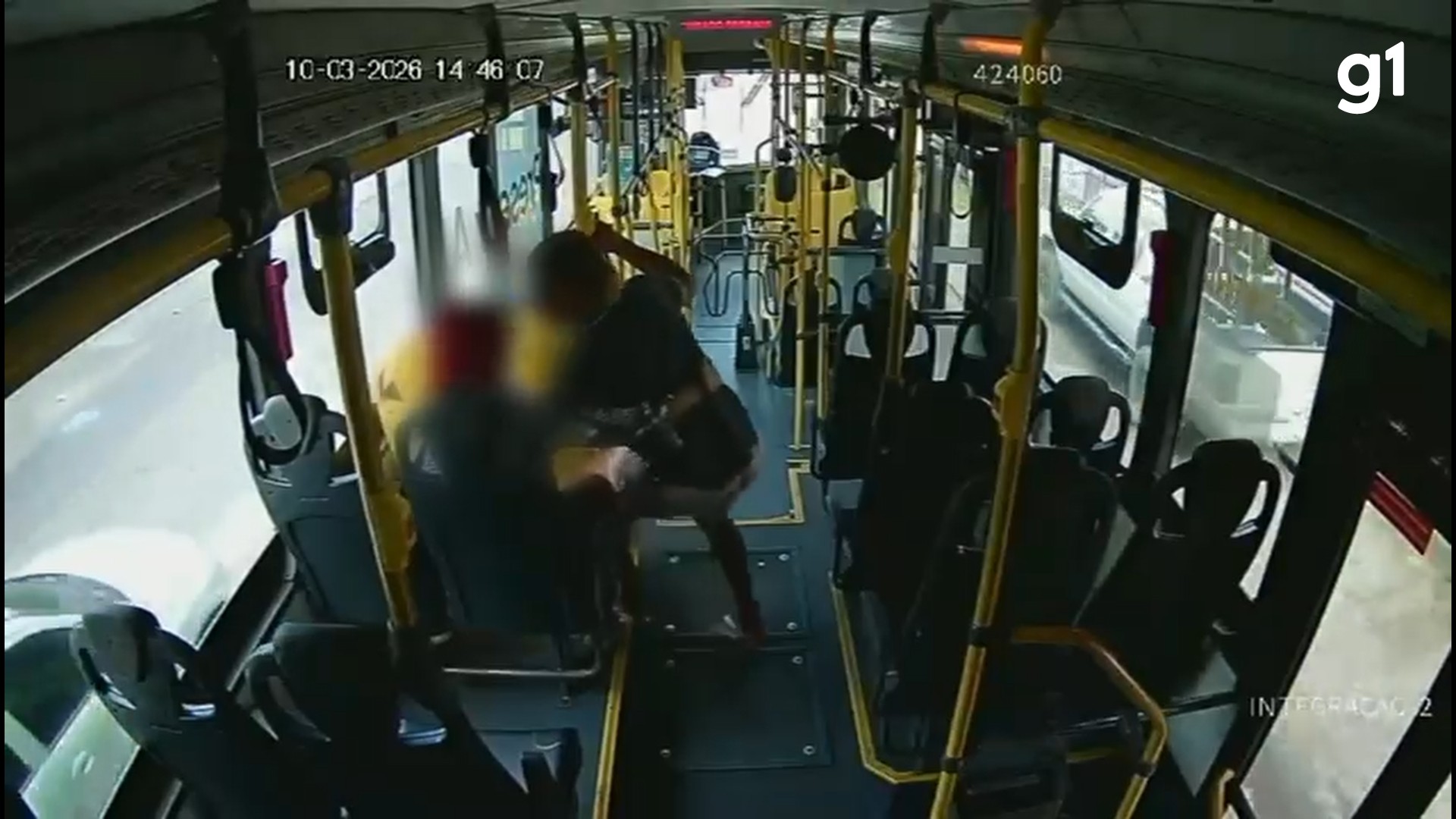 Passageira é esfaqueada durante assalto em ônibus da linha 026 em Manaus; VÍDEO
