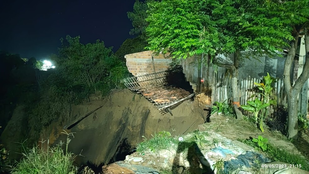 Casa foi 'engolida' por voçoroca em Buriticupu — Foto: Divulgação/Corpo de Bombeiros
