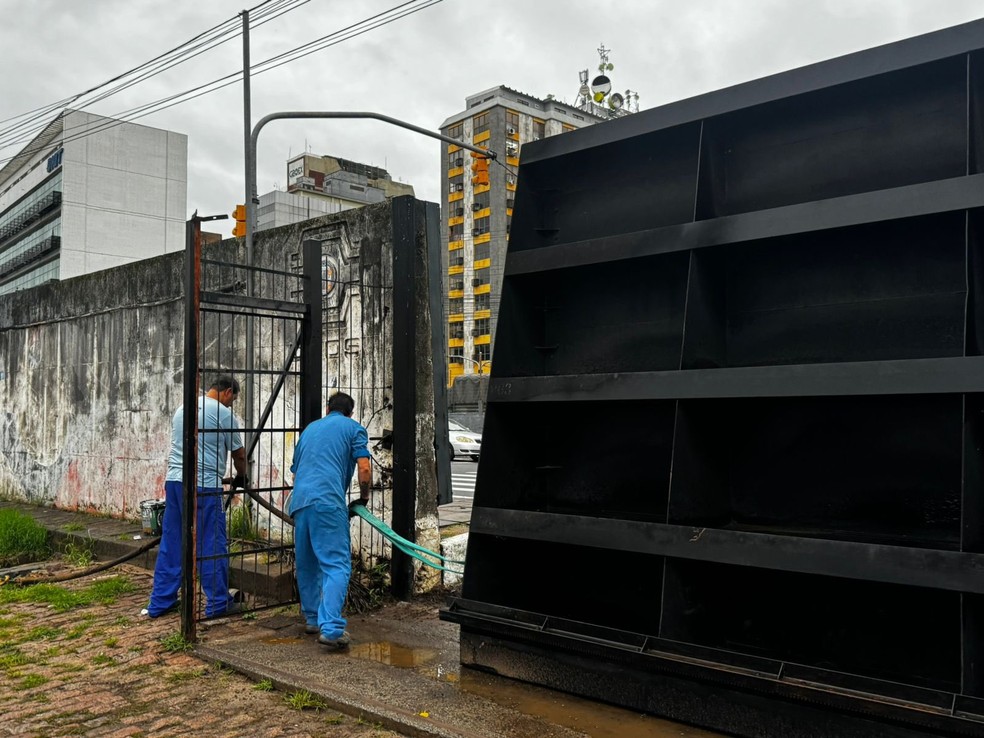 Prefeitura fecha comportas de sistema de segurança para evitar inundação pelo Guaíba em Porto Alegre — Foto: Prefeitura de Porto Alegre/Divulgação
