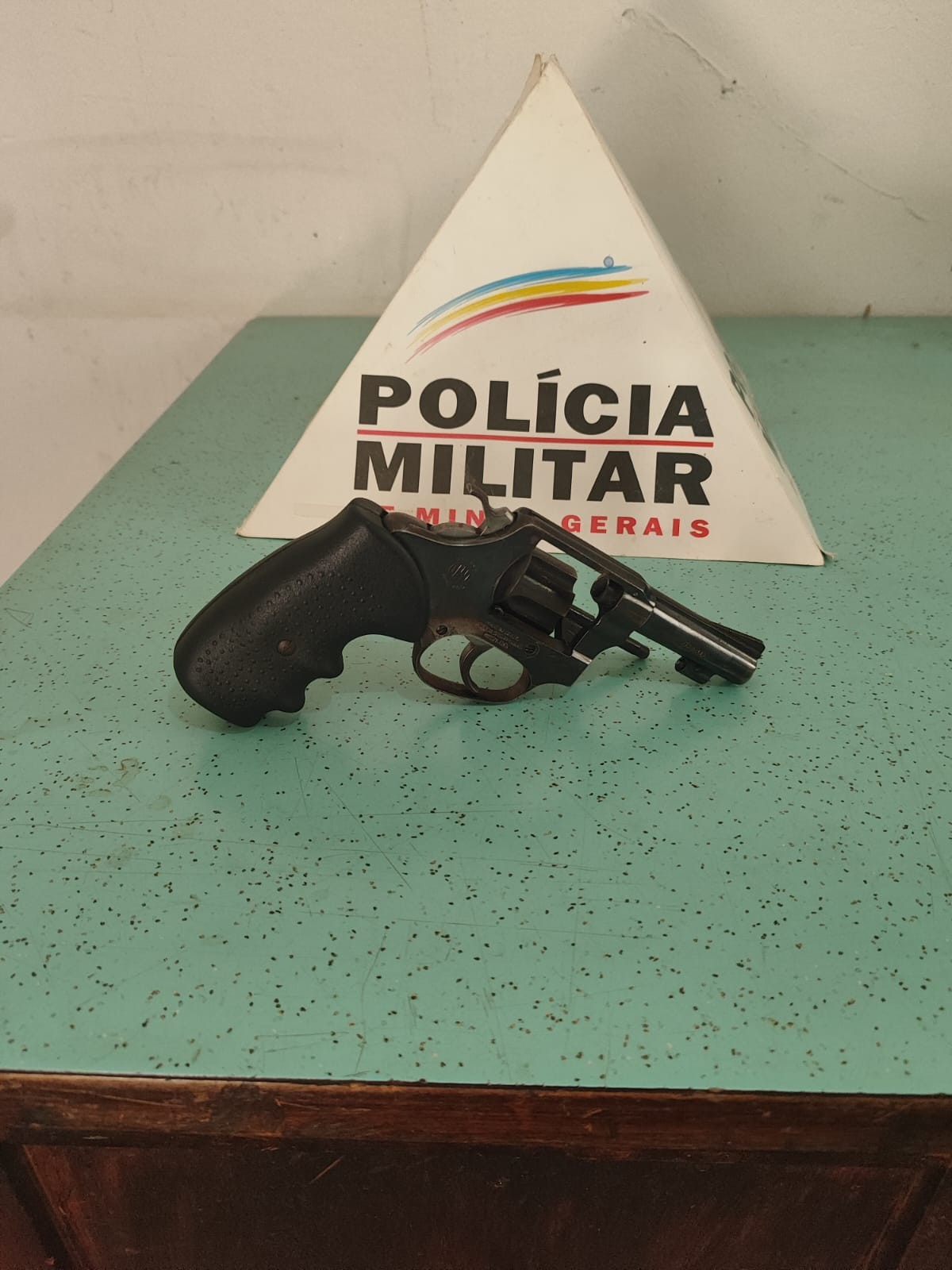 Briga em bar termina com dois baleados, quatro detidos e apreensão de armas em Jequitaí