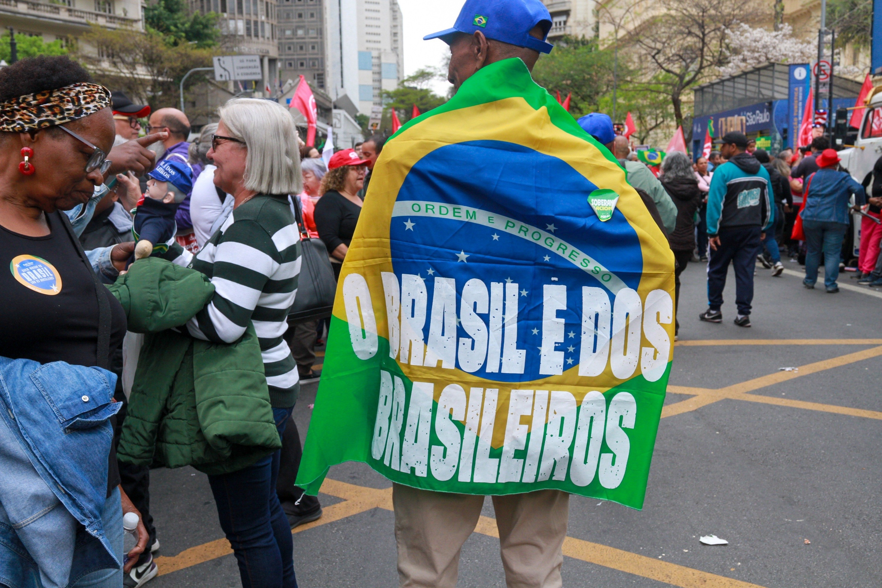 Com camisas amarelas e bandeira do Brasil, esquerda faz ato contra anistia a golpistas e a favor da soberania em SP