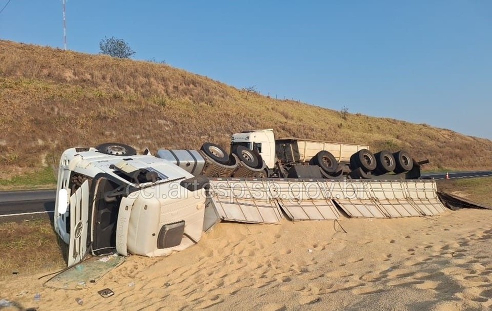 Caminhão tombou após tentar desviar do acidente em Limeira — Foto: Artesp/Reprodução