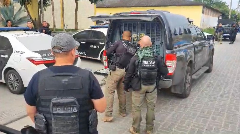 Polícias Civil, Militar e Penal cumpriram dois dos dez mandados de prisão contra fugitivos do sistema prisional em Araruama — Foto: Polícia Penal