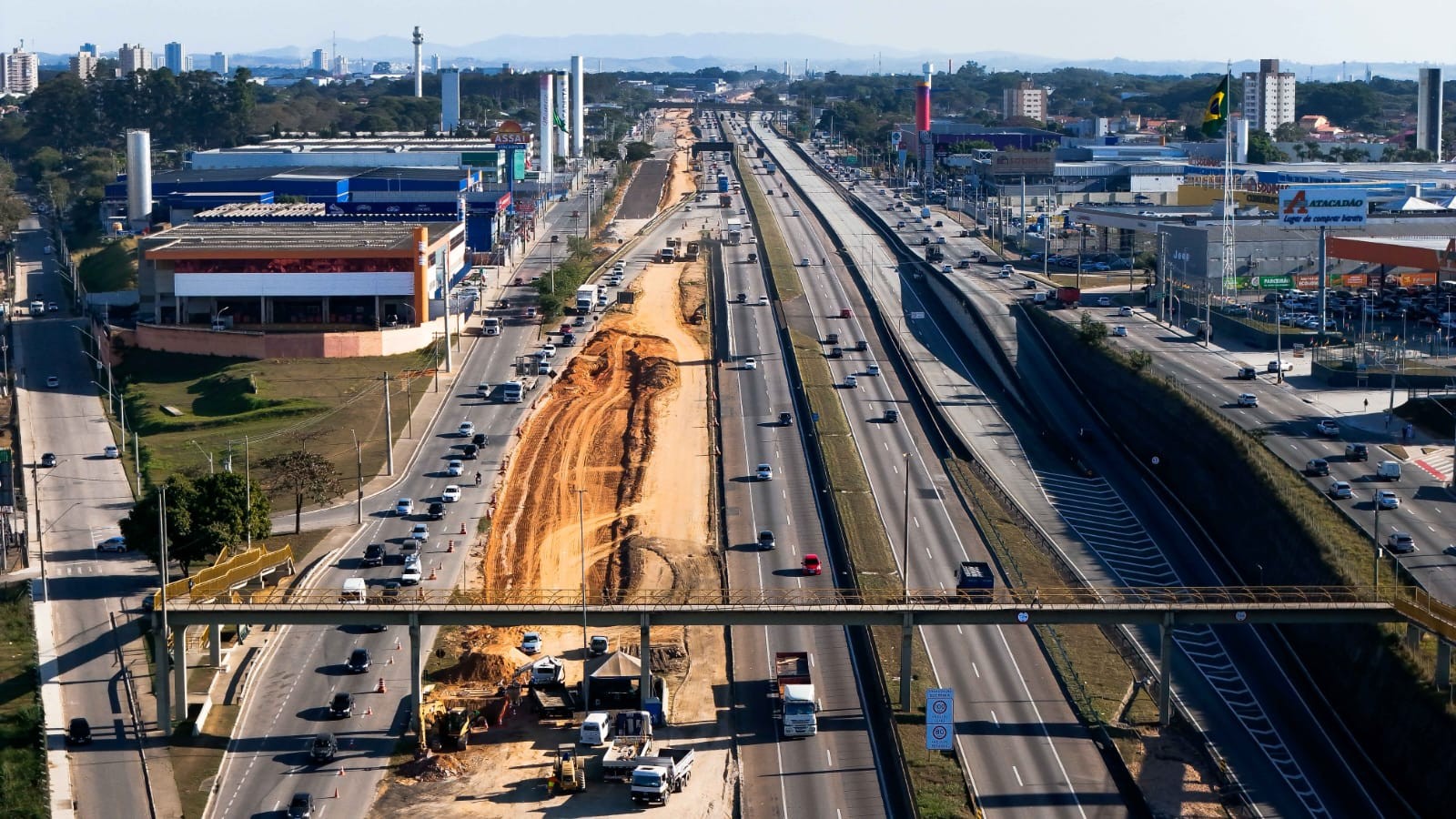 Lançamento de vigas de passarela deve desviar trânsito da Dutra entre sexta e sábado em São José; veja local