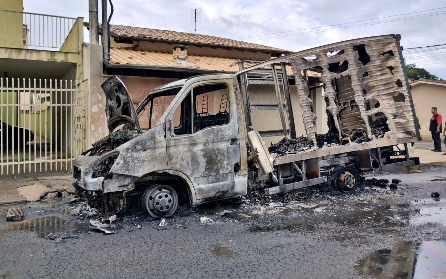 Incêndio destrói caminhão carregado com frutas em Andradas, MG