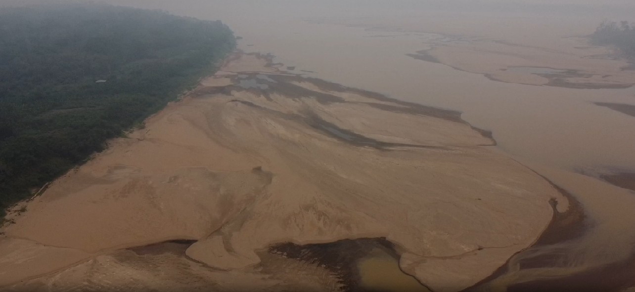 VÍDEO: Balsa bate em pedras e afunda parcialmente no Rio Madeira em Porto Velho