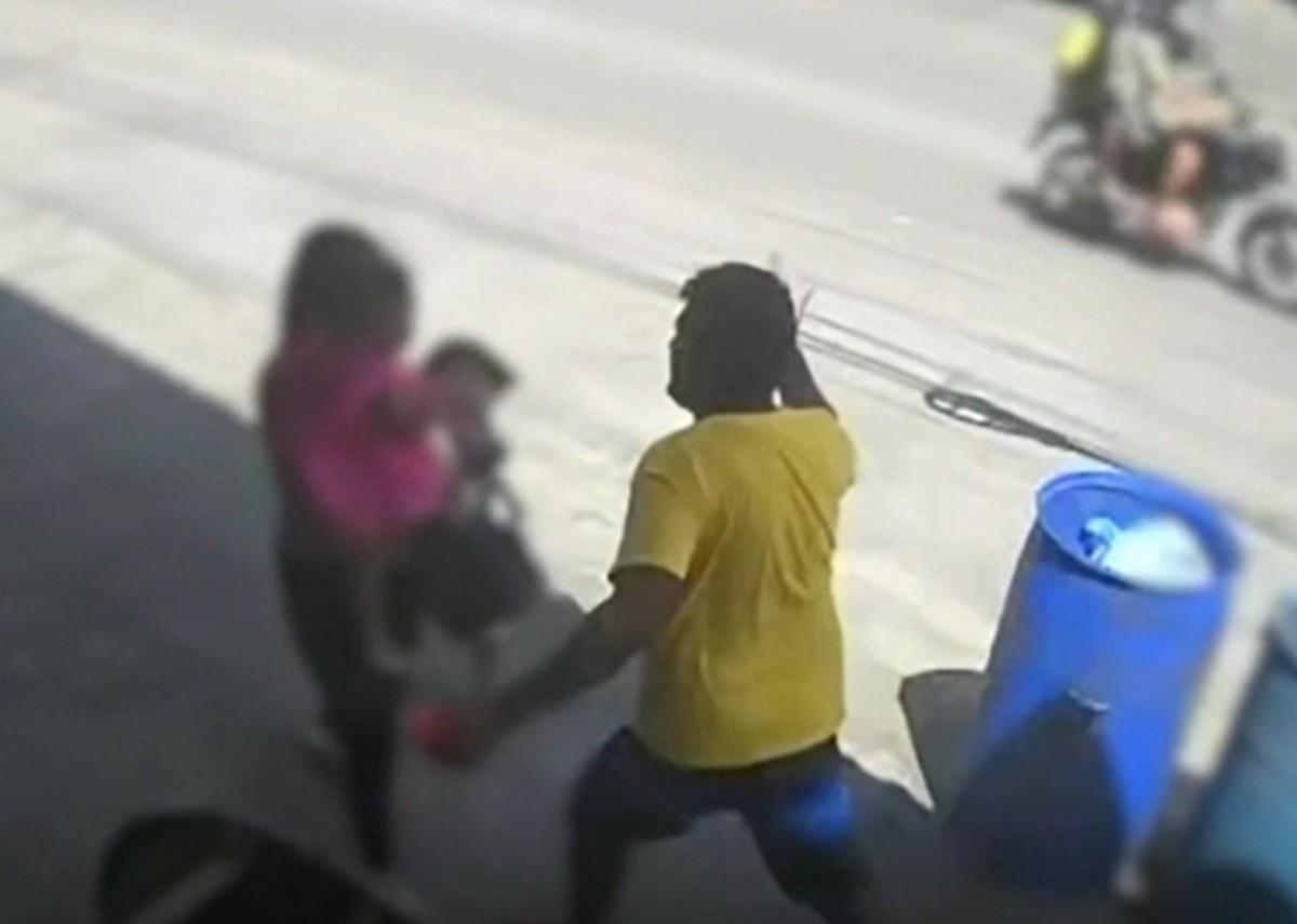 Homem é flagrado agredindo mulher e criança em rua de João Pessoa; VÍDEO 