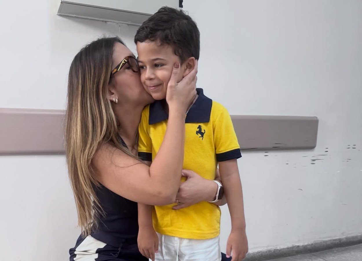 Menino de 5 anos que caiu 2º andar de prédio em Caruaru visita médica após recuperação; VÍDEO