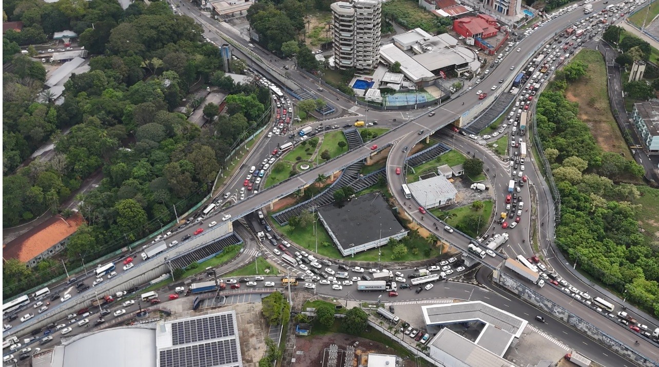 Trânsito fica caótico em Manaus após participantes formarem fila dupla de carros para entrar em evento, diz IMMU