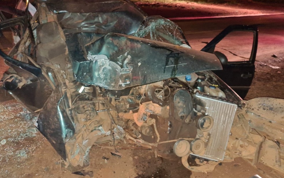 Após ultrapassagem, carro bate contra cavalo e mata passageira em Goiás
