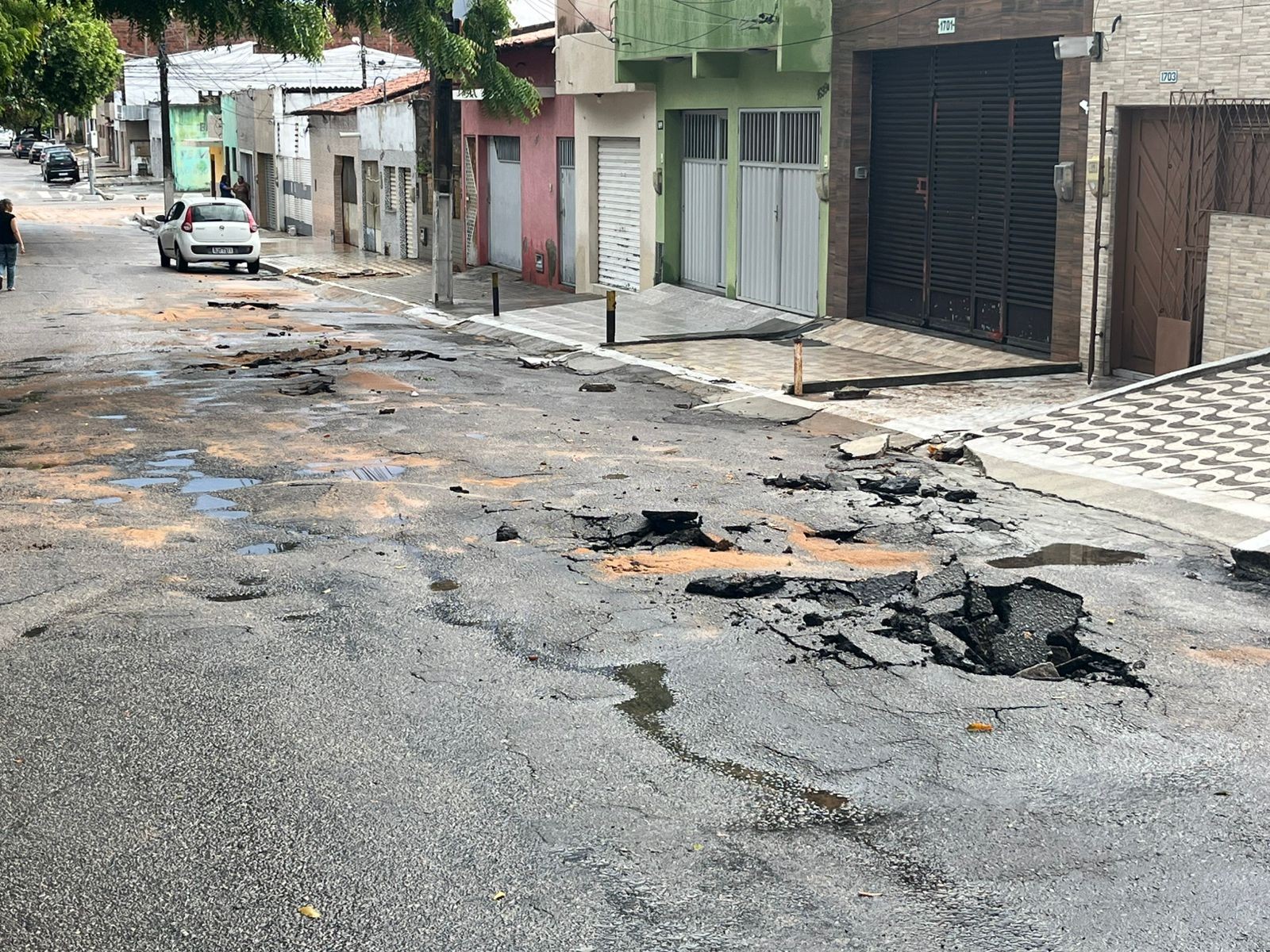 Retroescavadeira 'engolida' por cratera, ruas alagadas e buracos abertos; chuva causa transtornos nesta segunda (13) em Natal