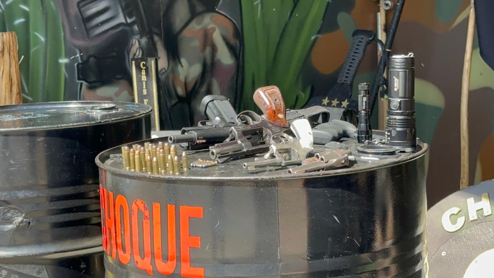 Uma das armas apreendidas foi roubado no sítio — Foto: Polícia Militar/Divulgação