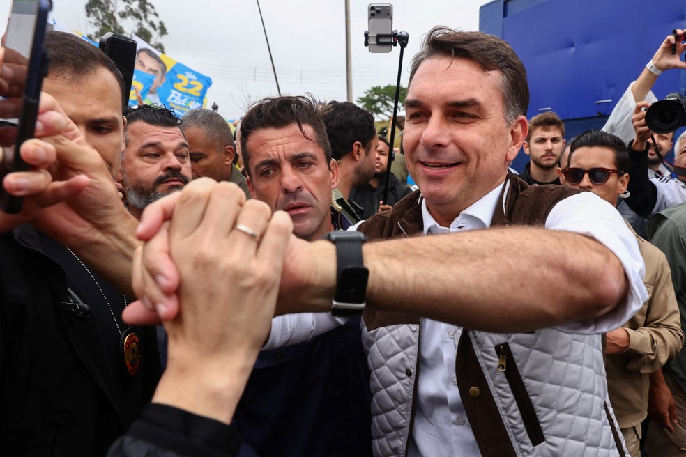 O candidato à presidência do Brasil, Flávio Bolsonaro, do Partido Liberal (PL), faz campanha no bairro do Sarandí, uma das áreas mais atingidas pelas enchentes históricas de 2024, em Porto Alegre, Brasil, em 14 de outubro de 2026 — Foto: REUTERS/Diego Vara