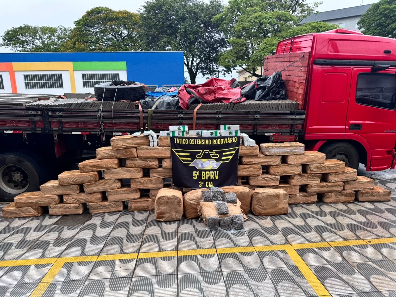 Polícia apreende 989 kg de maconha e prende caminhoneiro por tráfico na SP-280 em Boituva