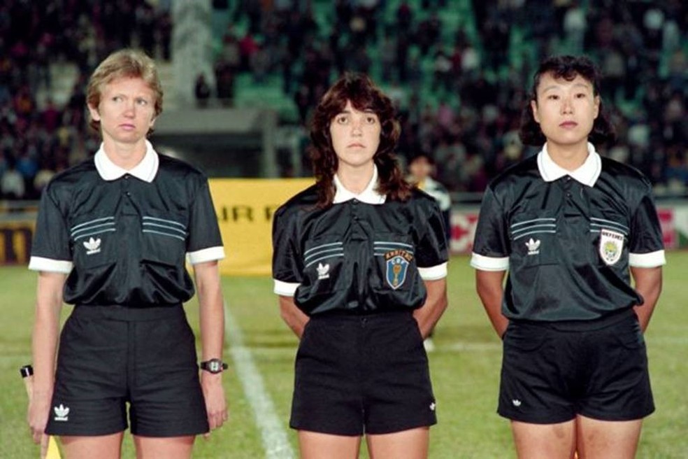 A primeira equipe de arbitragem totalmente feminina durante a primeira edição da Copa do Mundo em 1991: a brasileira Claudia de Vasconcelos integrava o trio — Foto: GETTY IMAGES