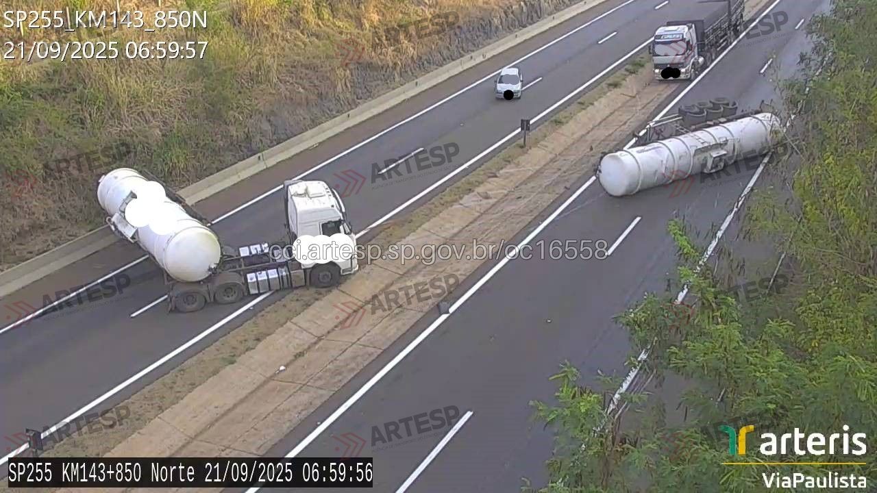 Carreta carregada com etanol tomba e interdita rodovia no interior de SP 