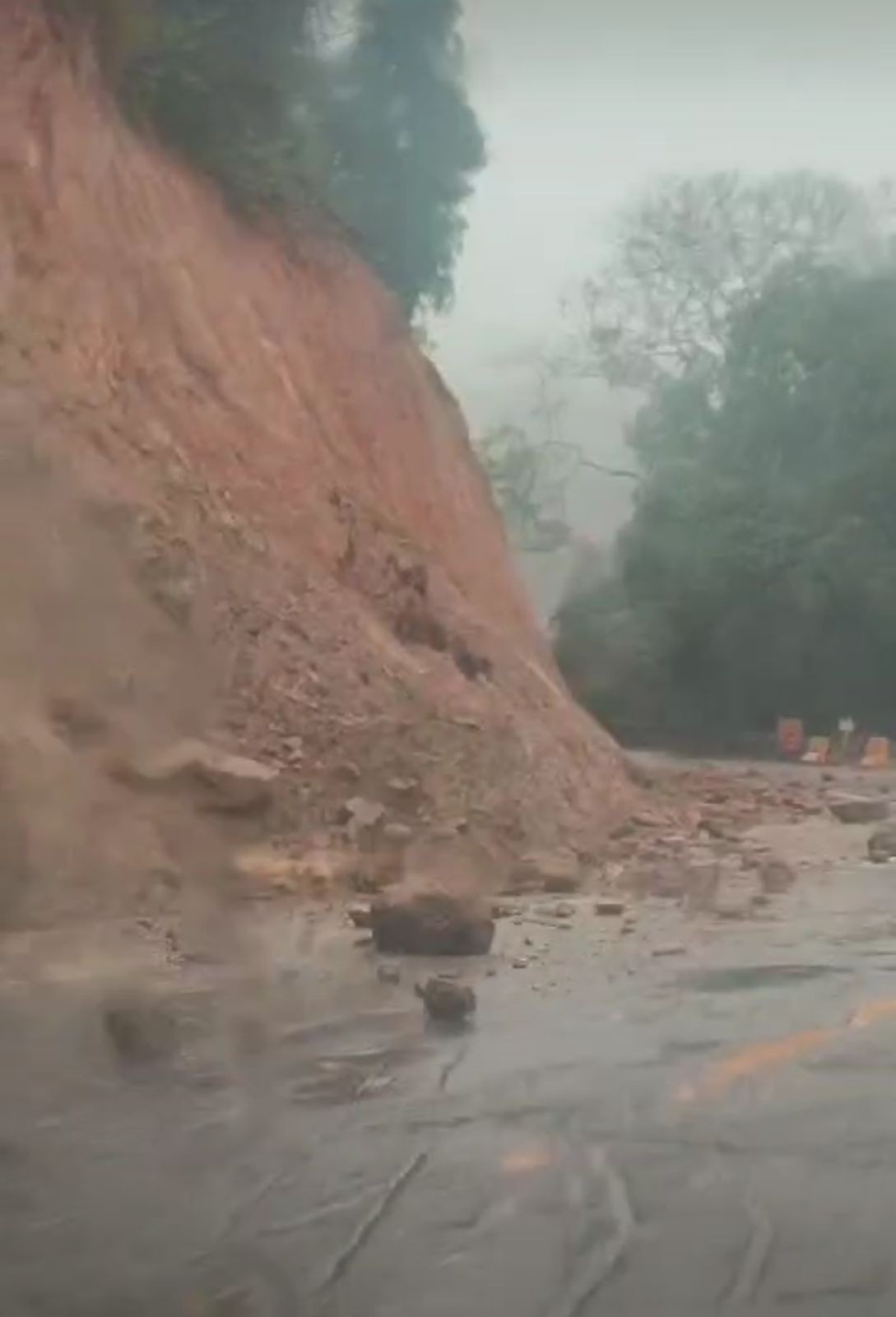 Consequência da chuva: Serra de Paracambi volta a ser interditada por risco de deslizamento de terra