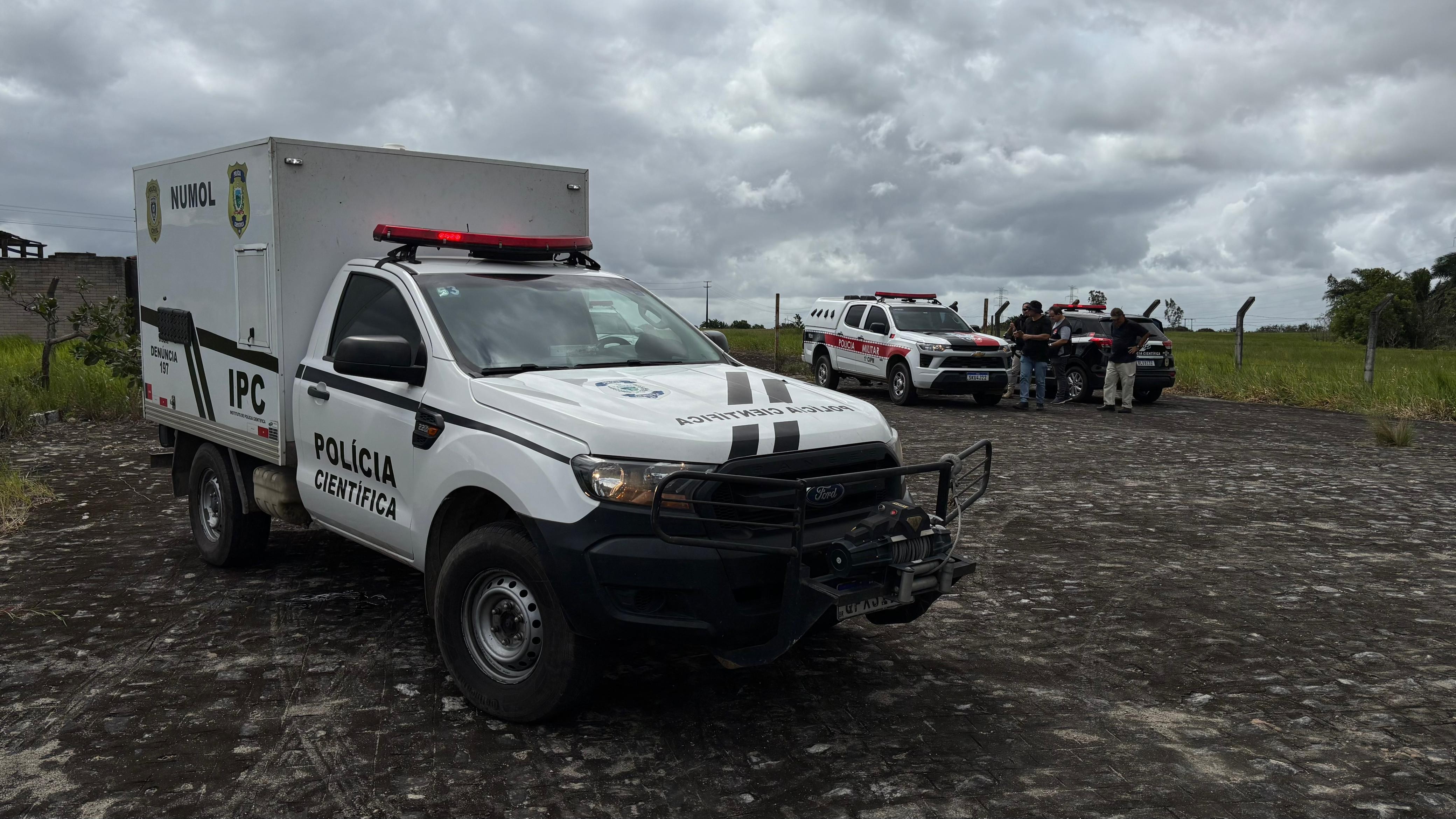 Corpo enrolado em lençol é encontrado às margens de rodovia, na cidade de Pedras de Fogo, PB