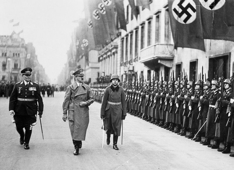 Liderado por Adolf Hitler, o regime nazista proibiu a produção dos filtros de café — Foto: Getty Images via BBC