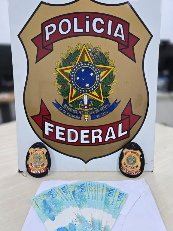 Dois homens são presos pela Polícia Federal ao saírem do Correios com encomenda cheia de notas falsas 
