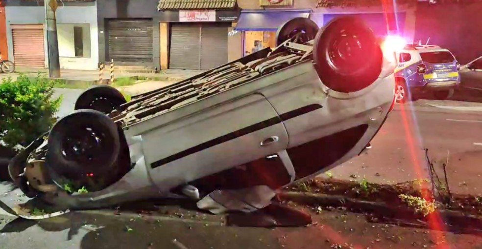 Motorista perde controle e capota carro na Avenida João Pinheiro, em Poços de Caldas, MG — Foto: Marcos Corrêa