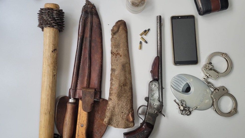 Junto do suspeito foram encontrados a faca, usada contra as vítimas, e uma arma — Foto: Polícia Civil