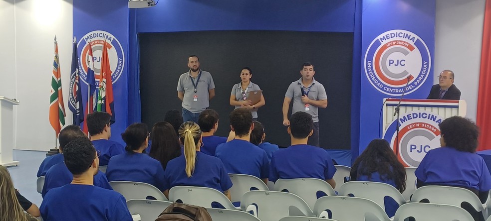 Técnicos do serviço migratório são recebidos pela UCP-PJC para orientar acadêmicos da instituição (Foto Comunicaciones UCP)  Foto: Assessoria.
