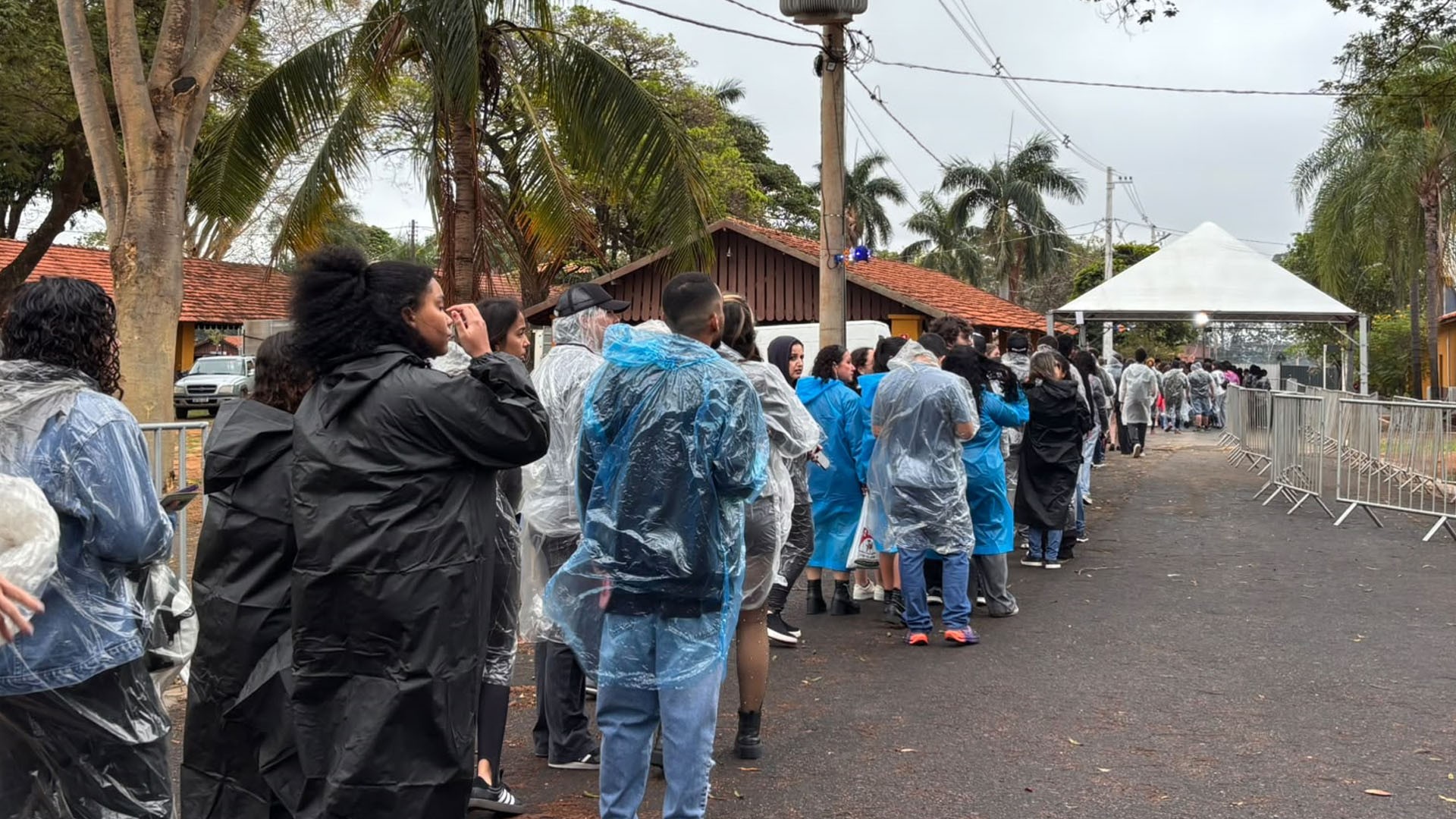 De capa de chuva, fãs encaram fila e mau tempo pelo Maroon 5 em Rio Preto: ‘Minha ansiedade está nas alturas’