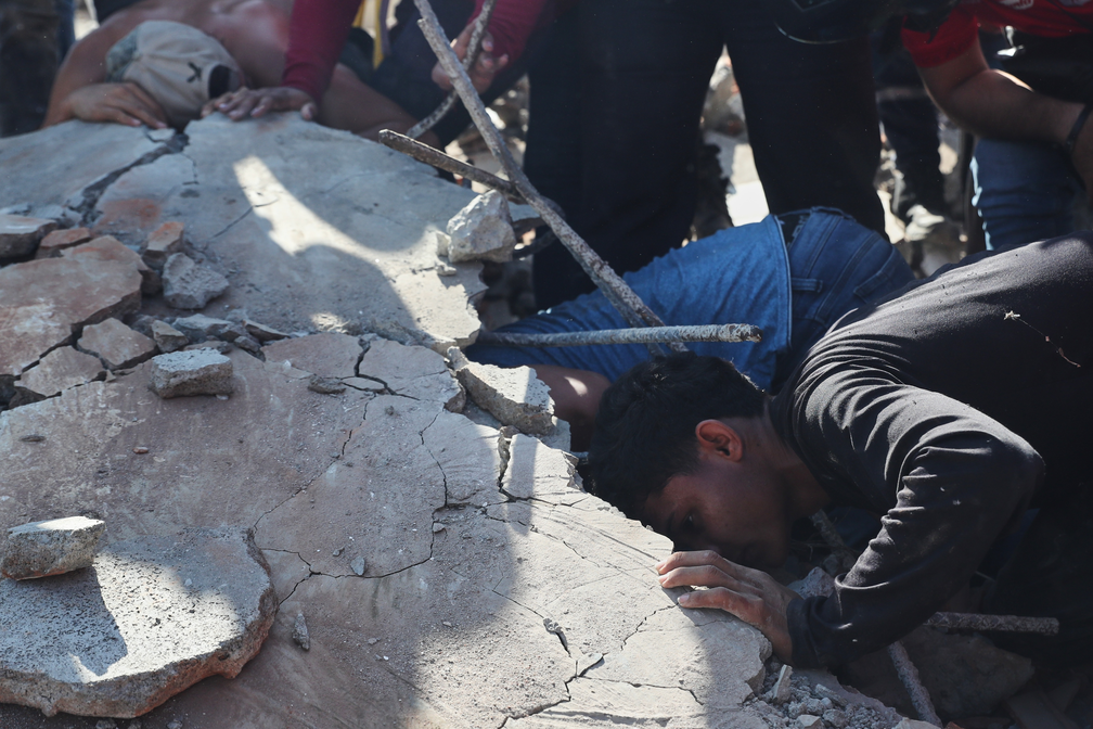 Moradores e equipes de resgate fazem buscas nos escombros de edif�cio ap�s o terremoto que atingiu Cali, na Col�mbia, nesta segunda-feira, 10 de agosto de 2026. � Foto: Foto AP/Santiago Saldarriaga