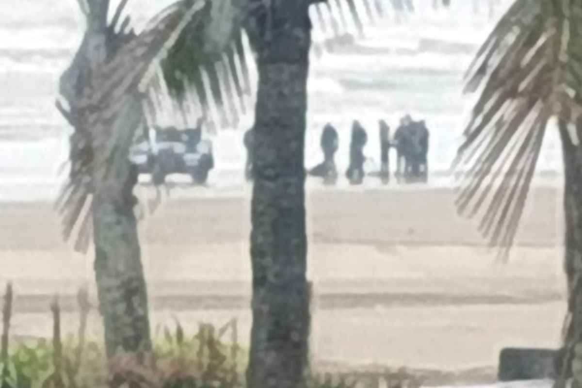 Homem é baleado após apontar arma falsa para guardas municipais na praia