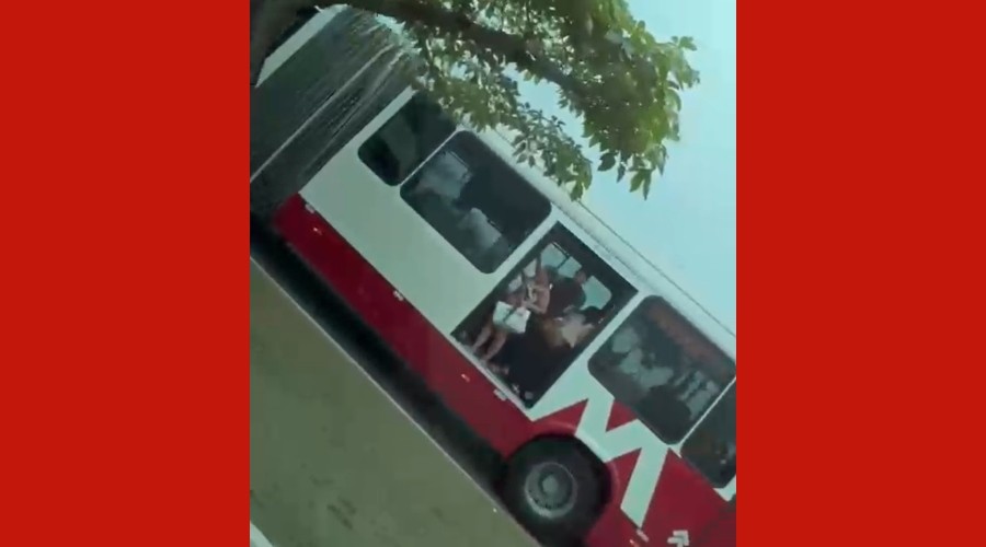 Passageiros pulam de ônibus para fugir de assalto em avenida de Manaus; VÍDEO