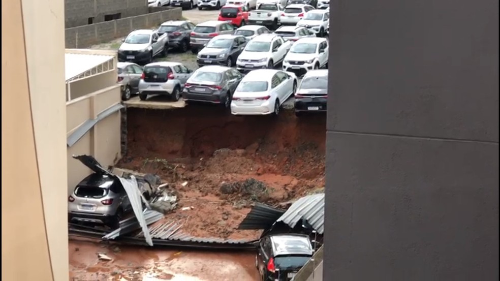 Muro de condomínio no bairro Campolim, zona Sul de Sorocaba (SP), desabou e deixou carros pendurados — Foto: Arquivo Pessoal