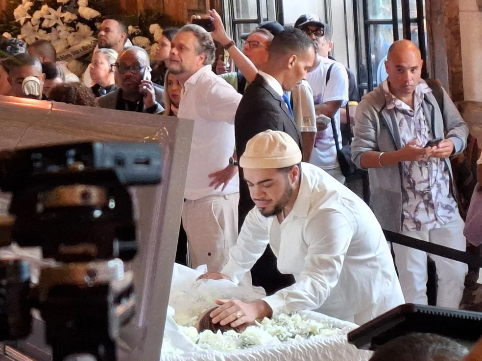 Francisco, filho de Preta, no velório da mãe — Foto: Cristina Boeckel/g1