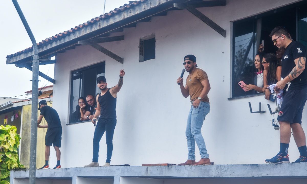 Dupla sertaneja Iguinho e Lulinha se apresenta em sacada de casa durante festa junina na Bahia