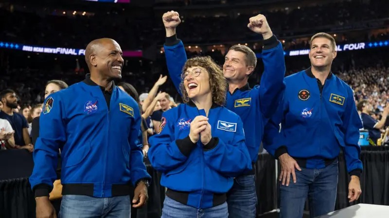 Quem são os 4 astronautas que viajam rumo à Lua na Artemis 2 — e o que estão levando com eles no foguete