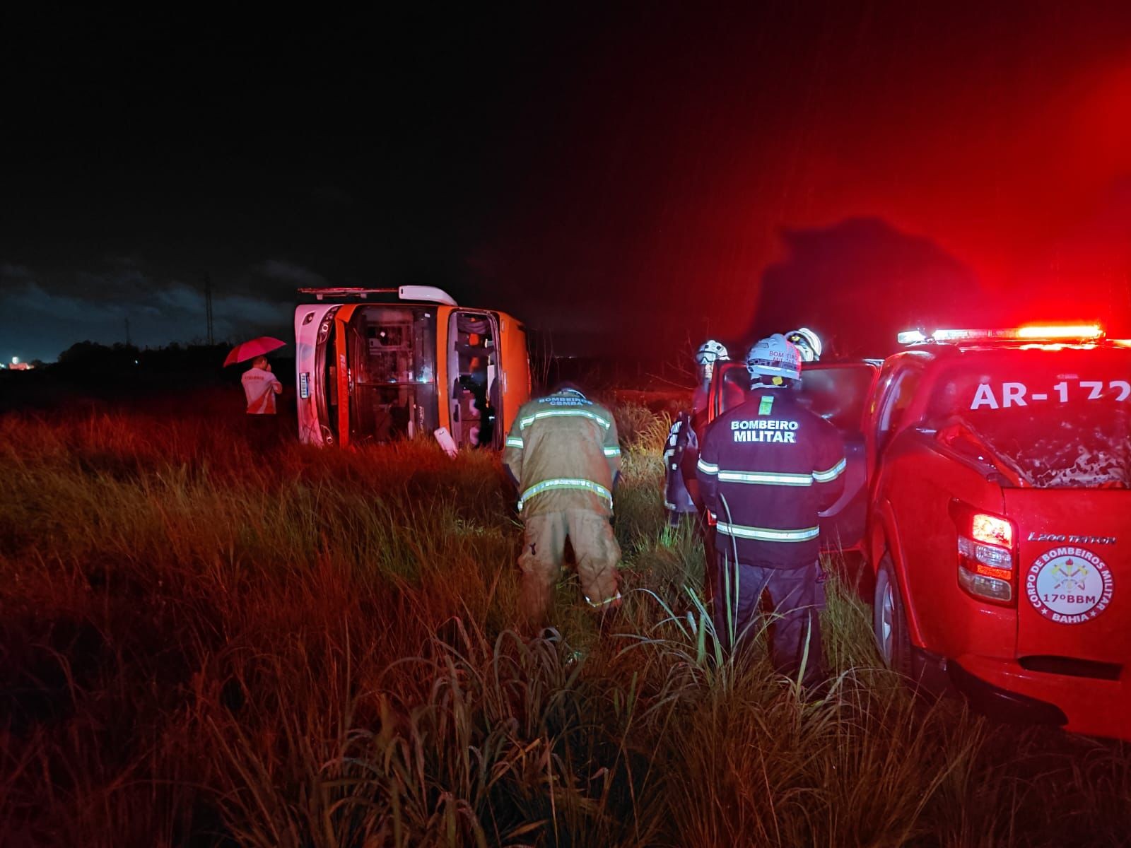 Ônibus interestadual tomba e deixa mais de 10 feridos na Bahia