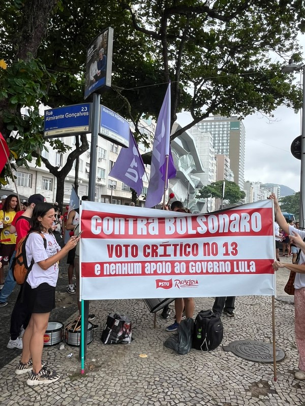 Apoiadores do presidente e candidato à reeleição, Luiz Inácio Lula da Silva, em Copacanana — Foto: TV Globo
