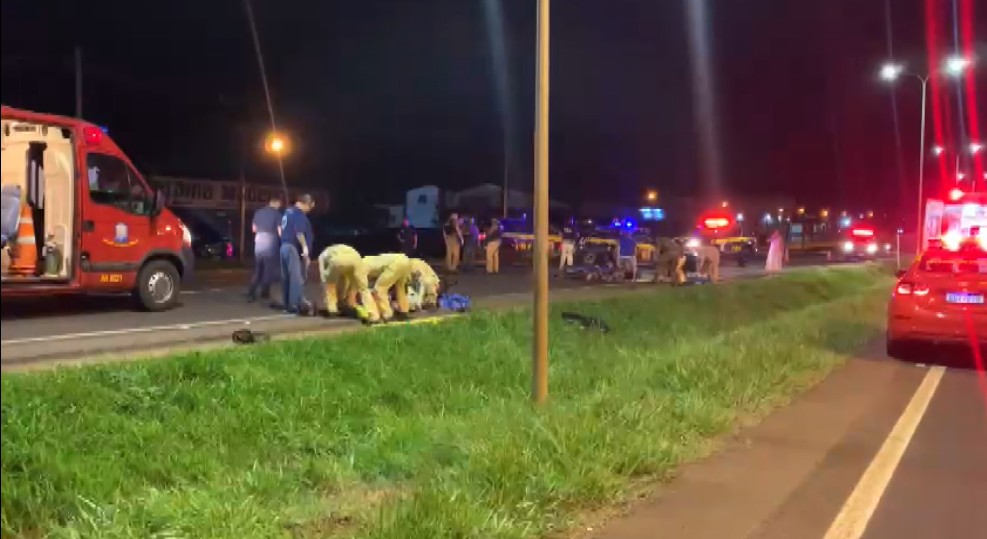 Policial rodoviário federal é atropelado por motociclista bêbado enquanto fazia atendimento de acidente, em Foz do Iguaçu
