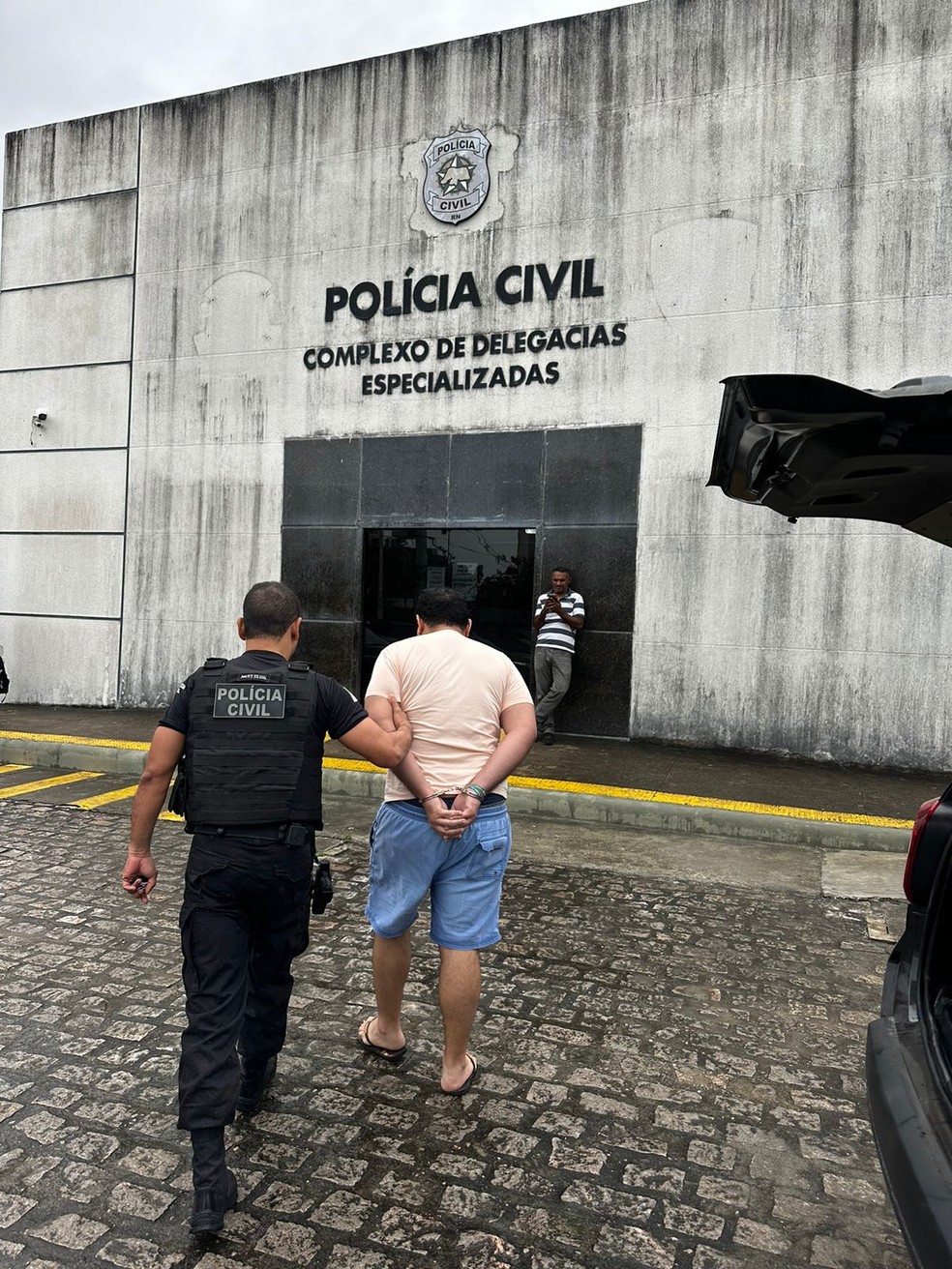 Cumprimento do mandado de prisão foi realizado no bairro Passagem de Areia, em Parnamirim — Foto: Divulgação/Polícia Civil