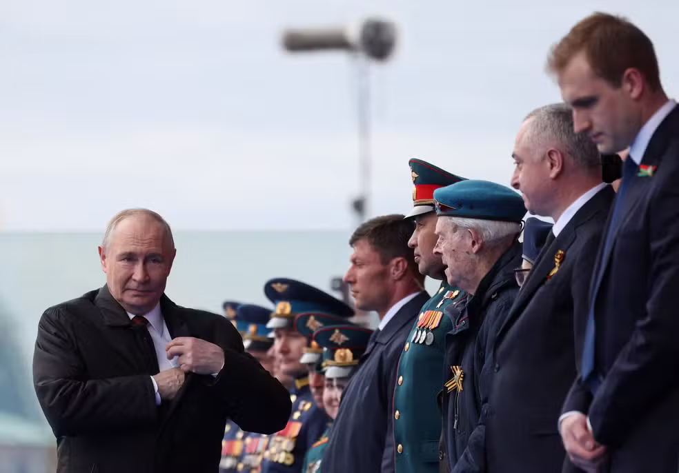 O presidente da Rússia, Vladimir Putin, participa de um desfile militar no Dia da Vitória, que marca o 81º aniversário da vitória sobre a Alemanha nazista na Segunda Guerra Mundial, na Praça Vermelha, no centro de Moscou, Rússia, em 9 de maio de 2026. — Foto: Sputnik/Vyacheslav Prokofyev/Pool via REUTERS