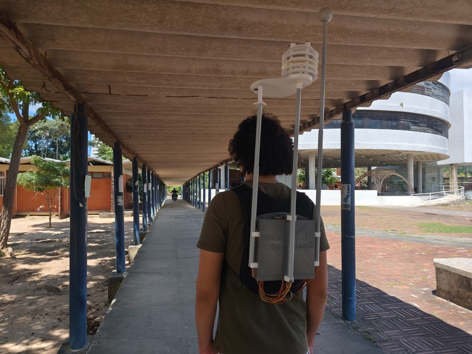 Pesquisadores da UFPB desenvolvem colete com sensores para monitorar clima, ruído e poluição nas cidades; saiba como funciona