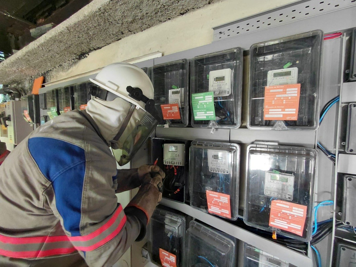 Operação identifica 'gato' de energia em churrascaria de Rio das Ostras