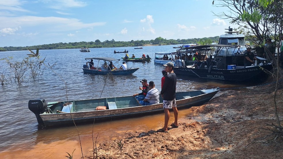 Mobilização durante as buscas pelas vítimas mortas no acidente entre lancha e moto aquática no Rio Negro — Foto: Adauto Silva, da Rede Amazônica