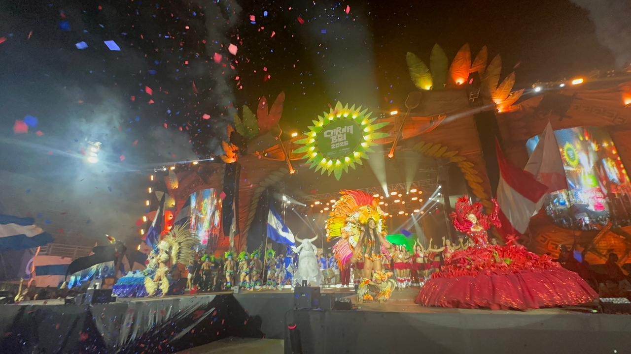 Garantido e Caprichoso abrem Carnaboi 2026 com espetáculo de cores, toadas e rivalidade em Manaus