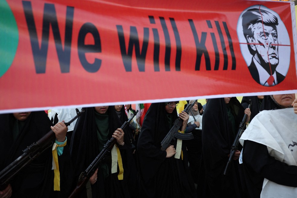 Mulheres membras da milícia iraniana Basij carregam cartaz contra o presidente dos EUA, Donald Trump, durante desfile militar em Teerã, no Irã, em 18 de setembro de 2026. — Foto: Majid Asgaripour/Wana via REUTERS