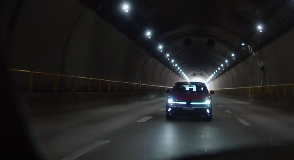 Carro no Túnel Antonieta de Barros — Foto: Divulgação