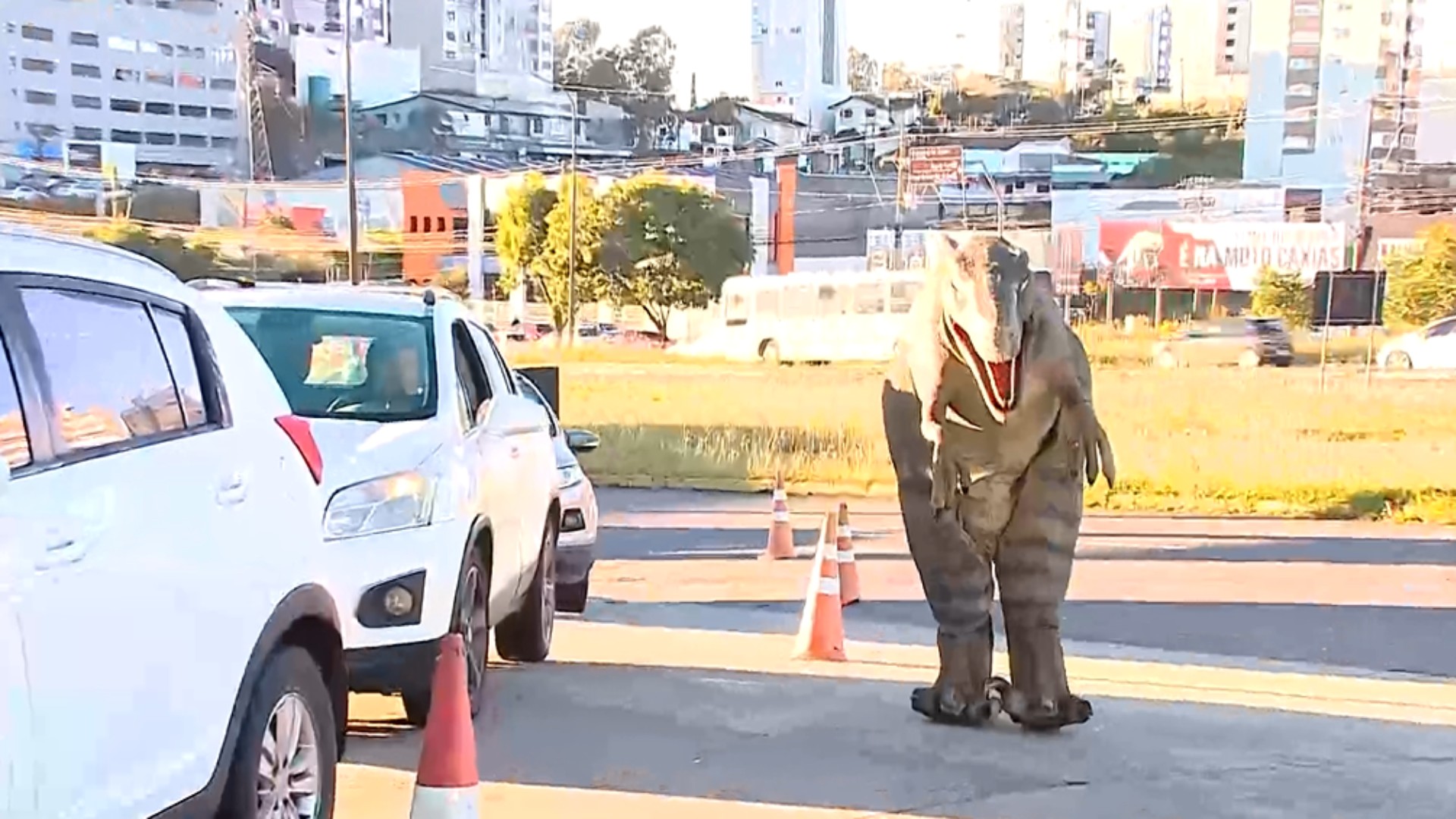 Dia Livre de Impostos: posto vende gasolina a R$ 3,99 no RS e usa 'dinossauro' como frentista; entenda