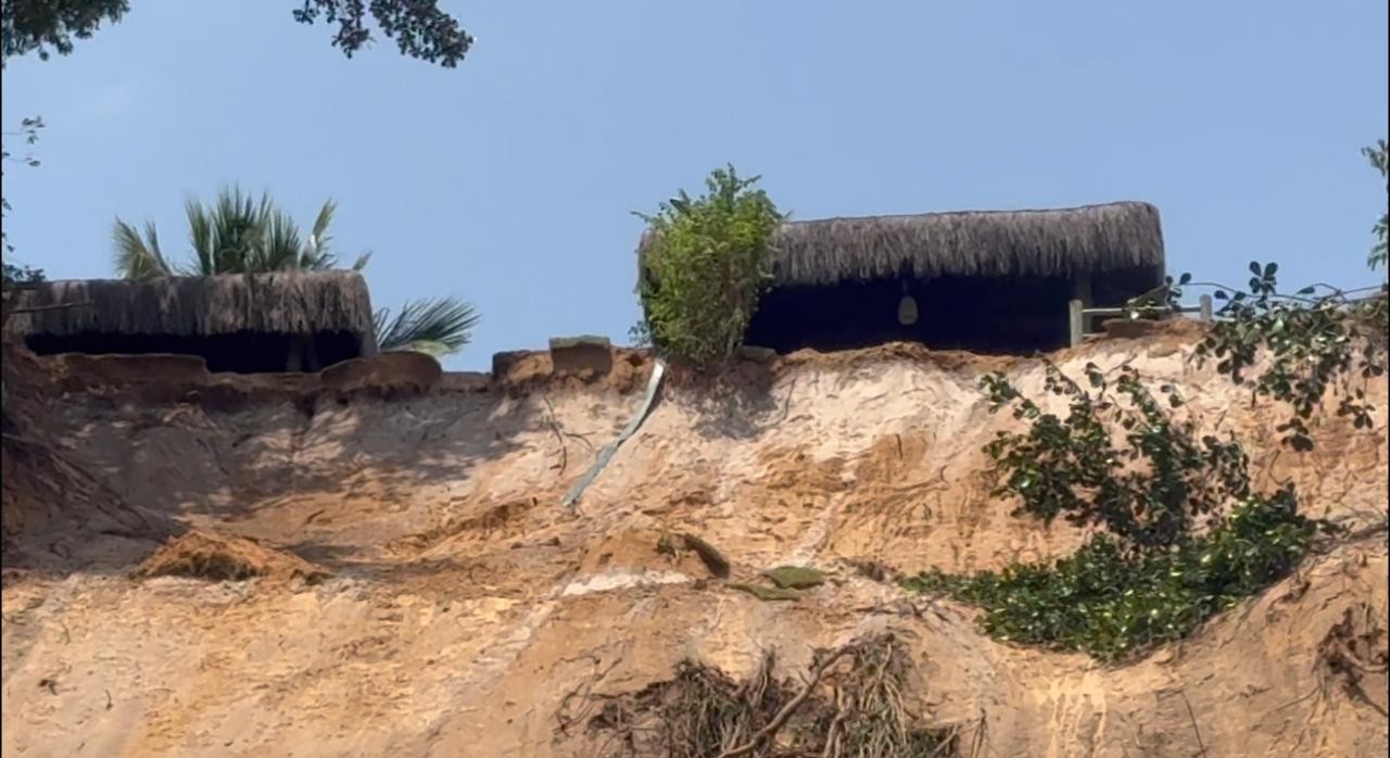 Chalés de hotel são interditados após deslizamento de terra na praia do Madeiro, em Pipa