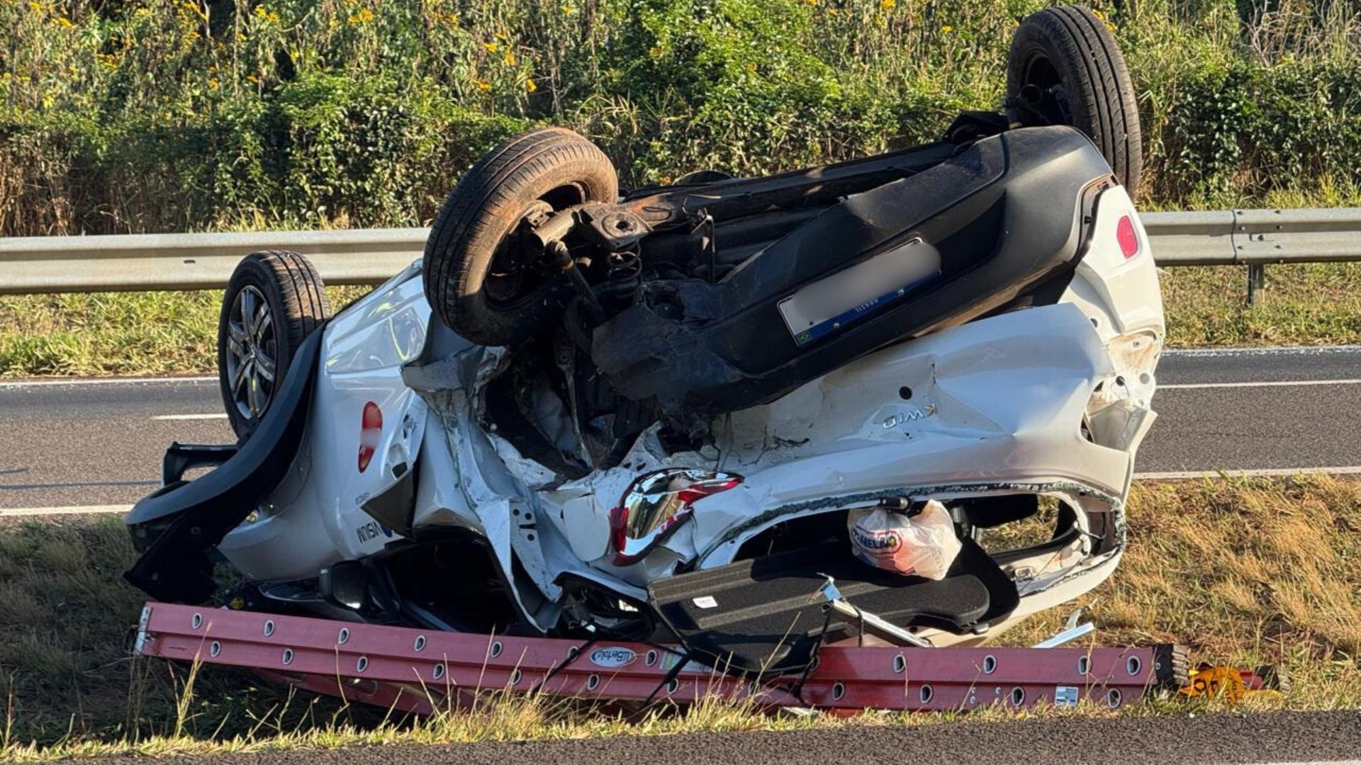 Carro capota e vai parar em canteiro central de rodovia no interior de SP