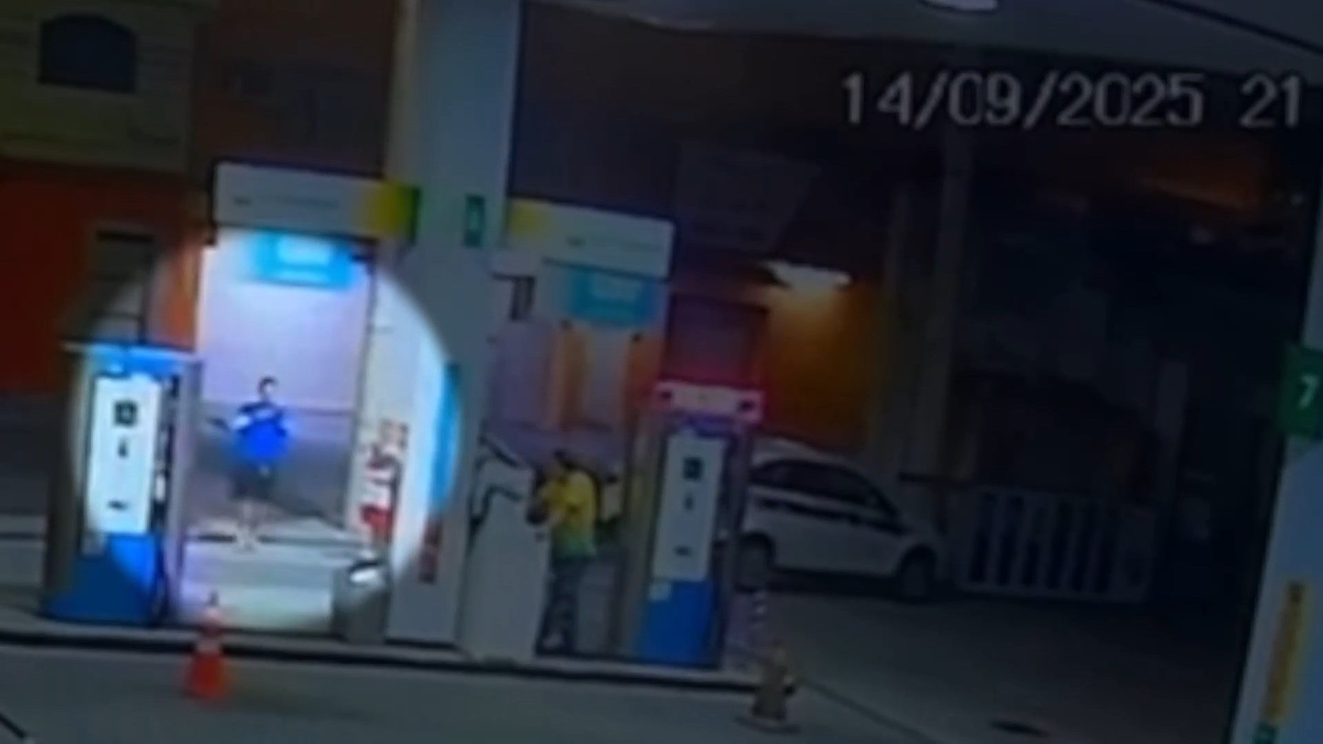 VÍDEO: homem é baleado em tentativa de assalto e pede ajuda em posto de gasolina no ES